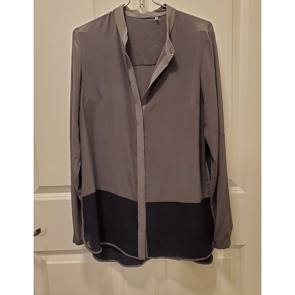 Elie Tahari Silk Blouse Size Small Gray/Dark Blue Sheer Bottom Panel.